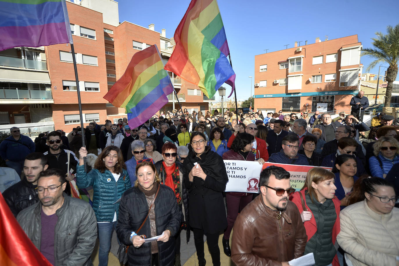 Los vecinos se concentran para mostrar su apoyo al socialista Juan José Garre, objeto el pasado martes de unos mensajes que le atacaban por condición sexual