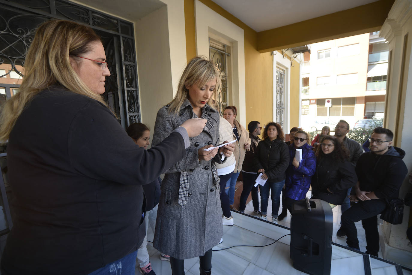 Los vecinos se concentran para mostrar su apoyo al socialista Juan José Garre, objeto el pasado martes de unos mensajes que le atacaban por condición sexual