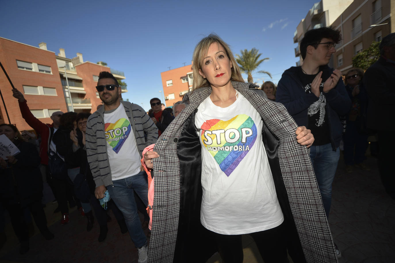 Los vecinos se concentran para mostrar su apoyo al socialista Juan José Garre, objeto el pasado martes de unos mensajes que le atacaban por condición sexual