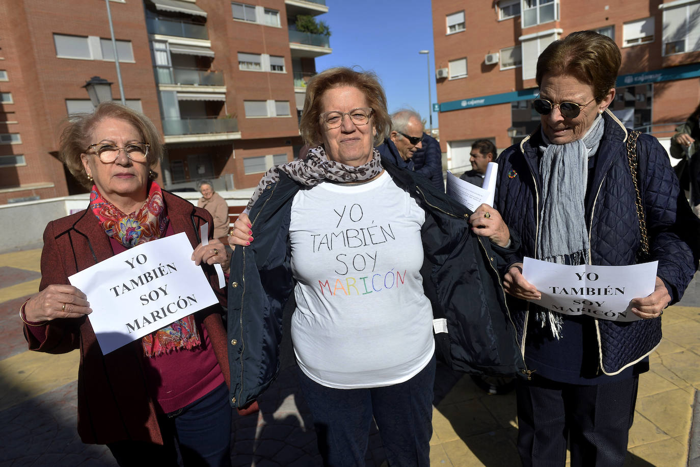 Los vecinos se concentran para mostrar su apoyo al socialista Juan José Garre, objeto el pasado martes de unos mensajes que le atacaban por condición sexual