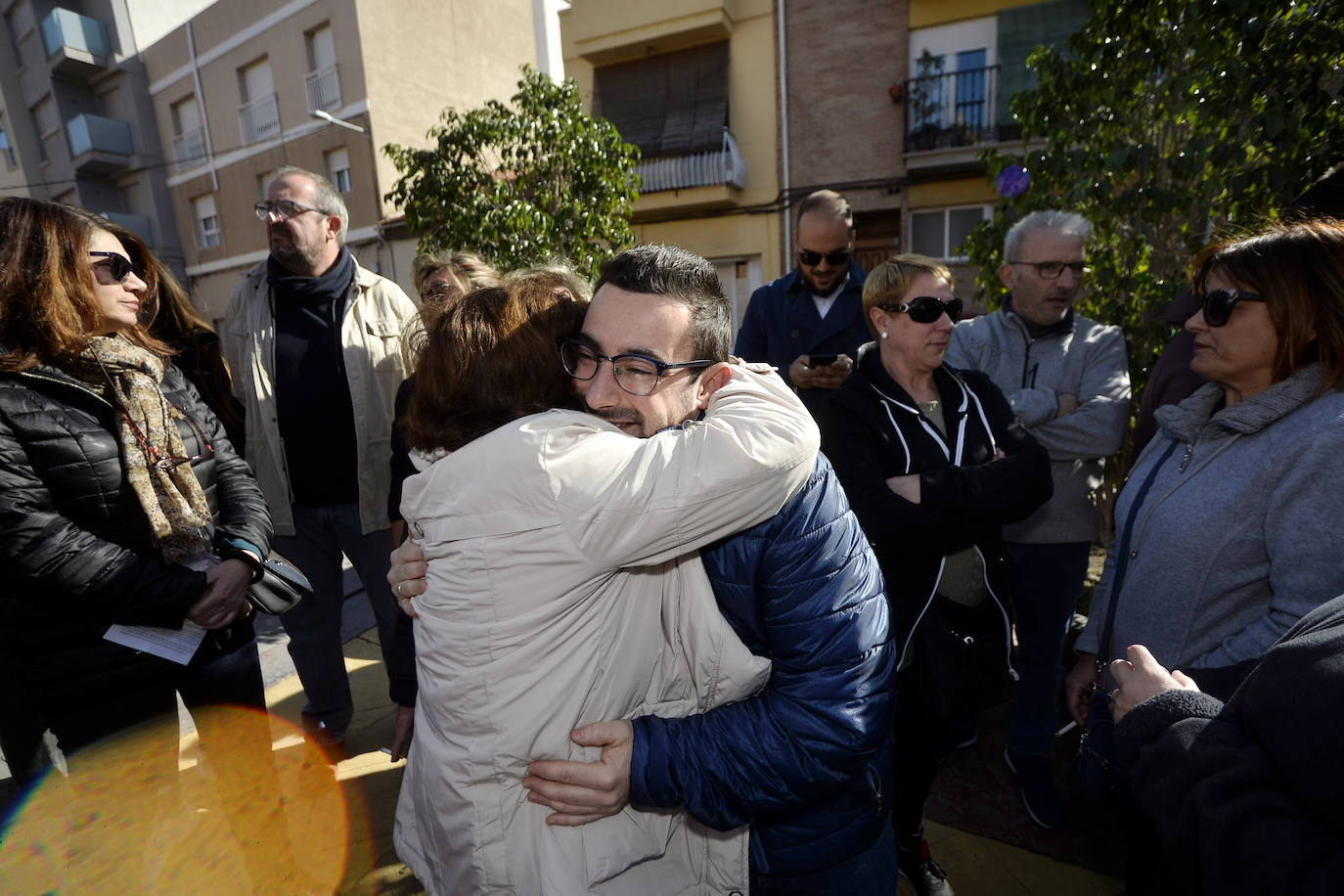 Los vecinos se concentran para mostrar su apoyo al socialista Juan José Garre, objeto el pasado martes de unos mensajes que le atacaban por condición sexual