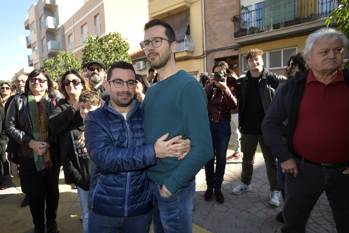 Los vecinos se concentran para mostrar su apoyo al socialista Juan José Garre, objeto el pasado martes de unos mensajes que le atacaban por condición sexual