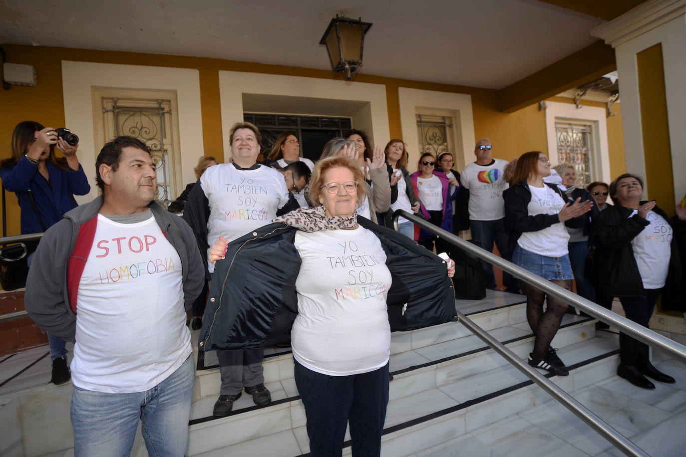 Los vecinos se concentran para mostrar su apoyo al socialista Juan José Garre, objeto el pasado martes de unos mensajes que le atacaban por condición sexual