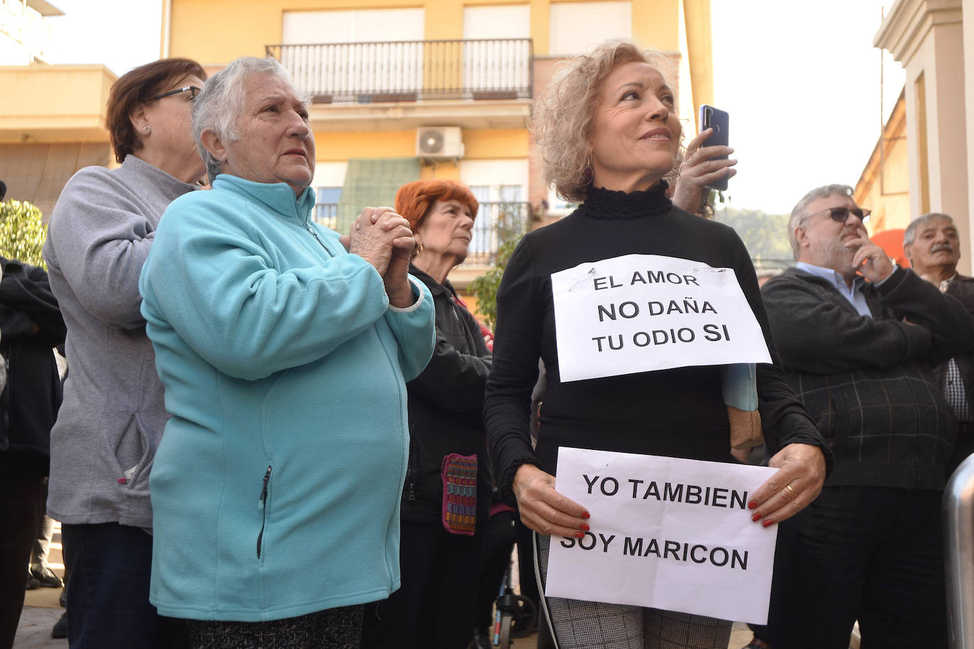 Los vecinos se concentran para mostrar su apoyo al socialista Juan José Garre, objeto el pasado martes de unos mensajes que le atacaban por condición sexual
