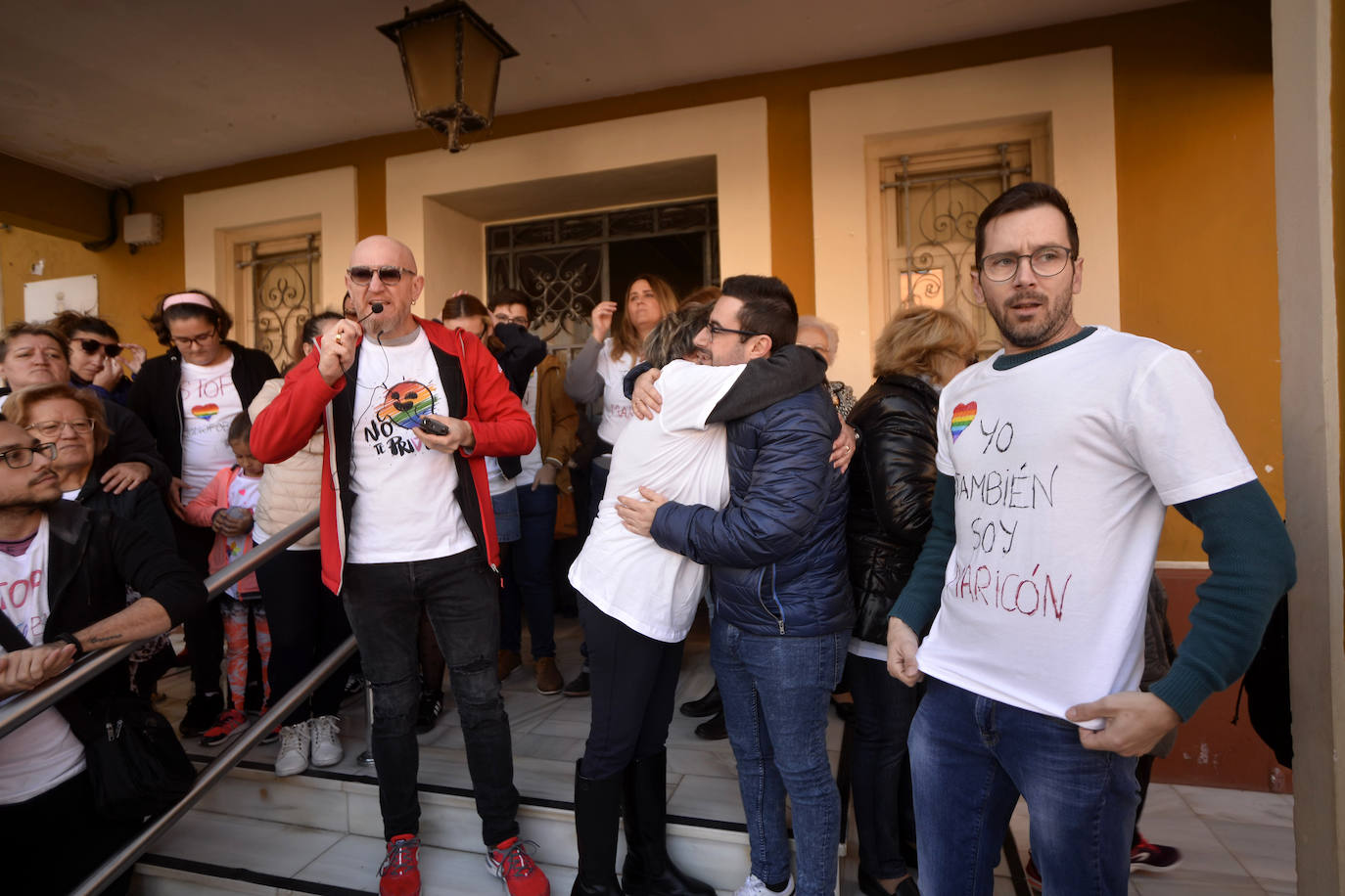 Los vecinos se concentran para mostrar su apoyo al socialista Juan José Garre, objeto el pasado martes de unos mensajes que le atacaban por condición sexual
