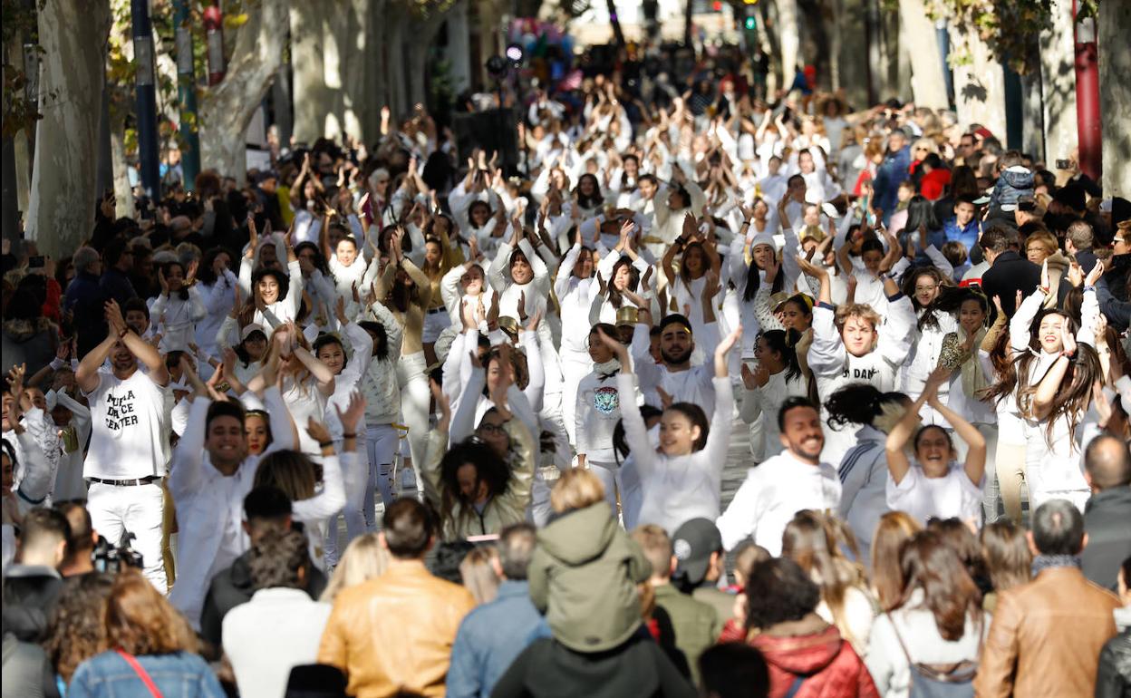 Un multitudinario grupo de bailarines actúa este sábado en la avenida Alfonso X.