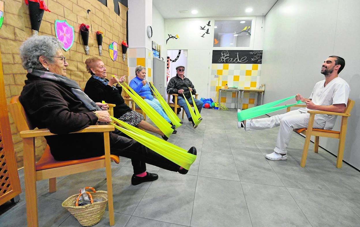 Una de las salas de gerontogimnasia del centro de día de la asociación Afade, en Alcantarilla. 