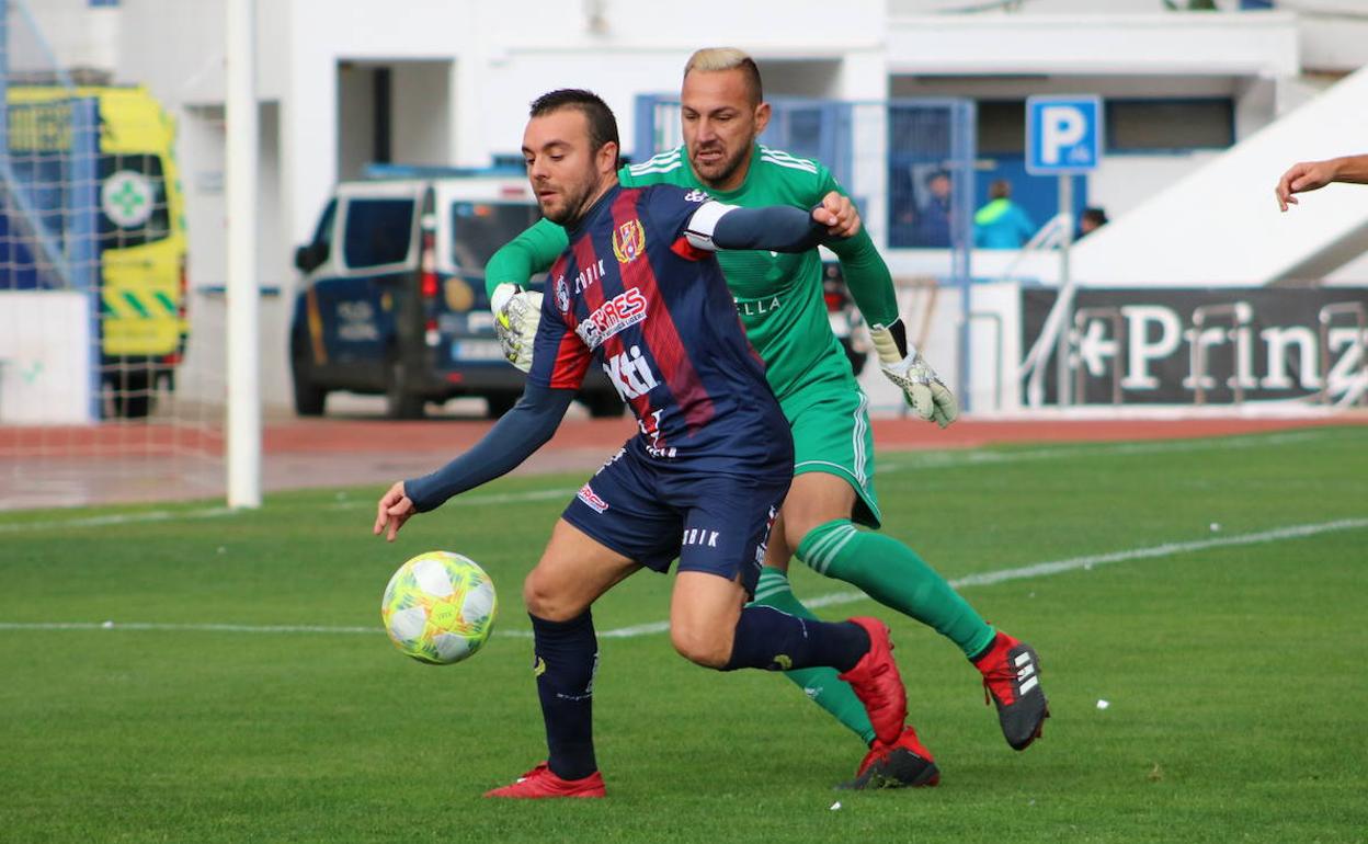 Tonete se prepara para chutar a puerta en la jugada del 1-1, con Wilfred, portero del Marbella descolocado.