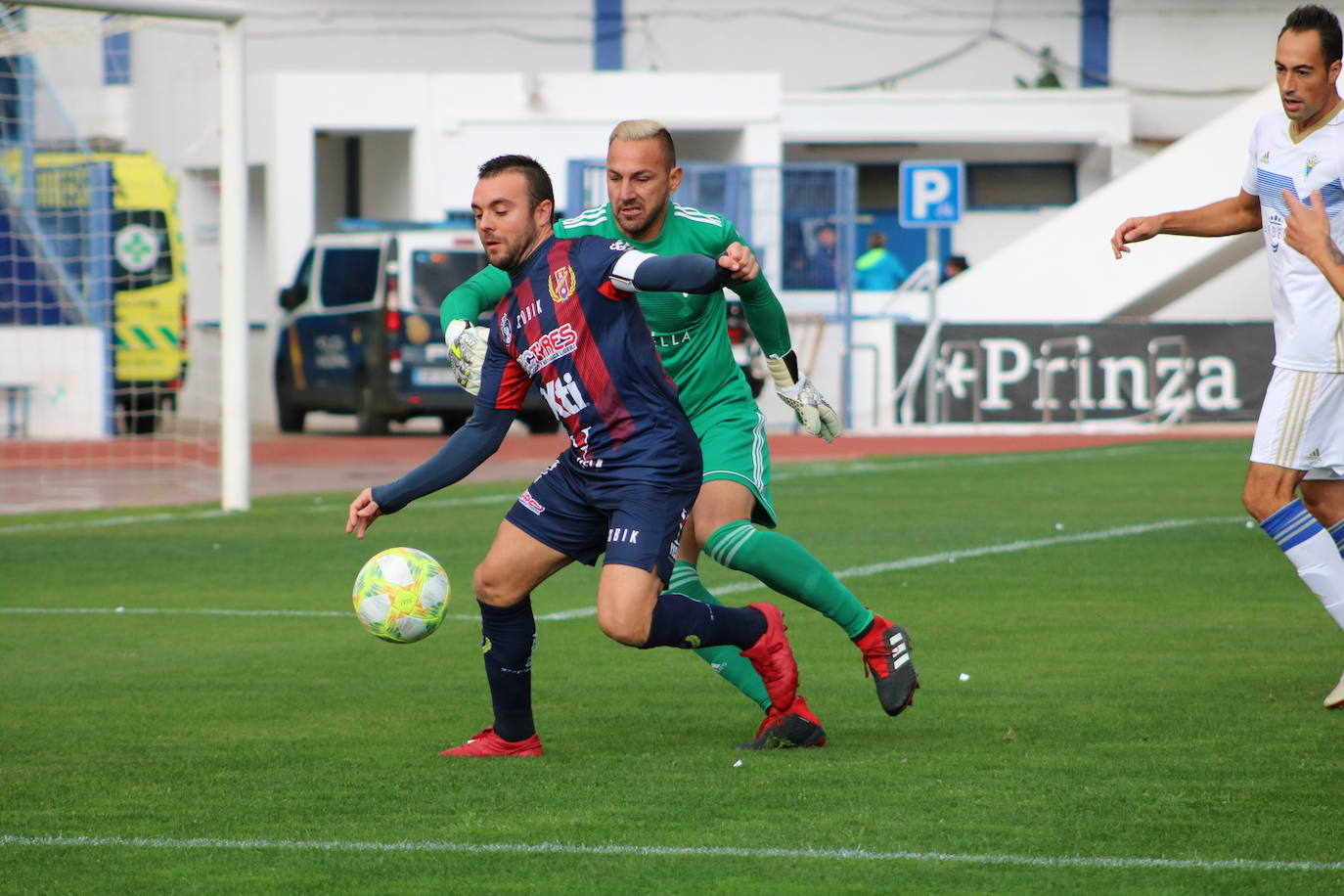 Un gol de Manel sobre la bocina trunca la buena racha del conjunto de Sandroni y le da los tres puntos a un Marbella que vuelve a la senda del triunfo