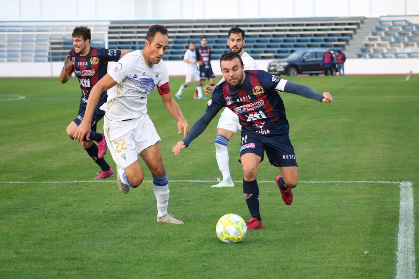 Un gol de Manel sobre la bocina trunca la buena racha del conjunto de Sandroni y le da los tres puntos a un Marbella que vuelve a la senda del triunfo