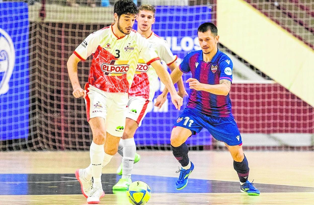 Marc Tolrá conduce el balón en el partido del viernes contra el Levante. 