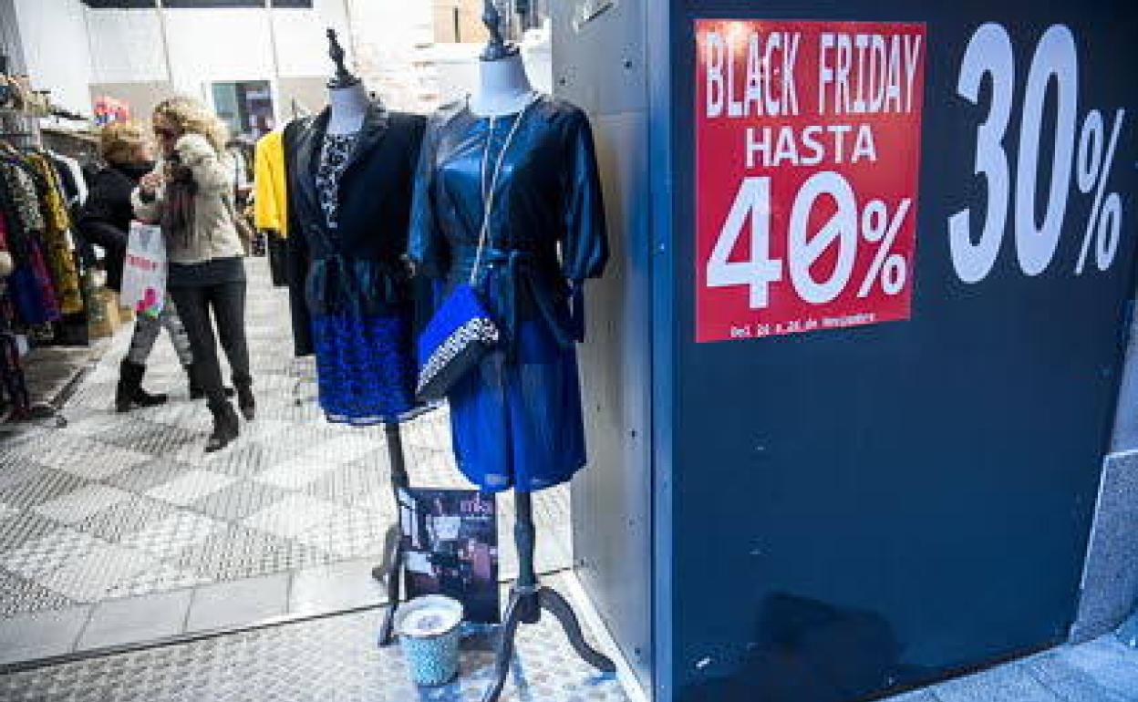 Tienda de moda durante el 'Black Friday' en una foto de archivo.