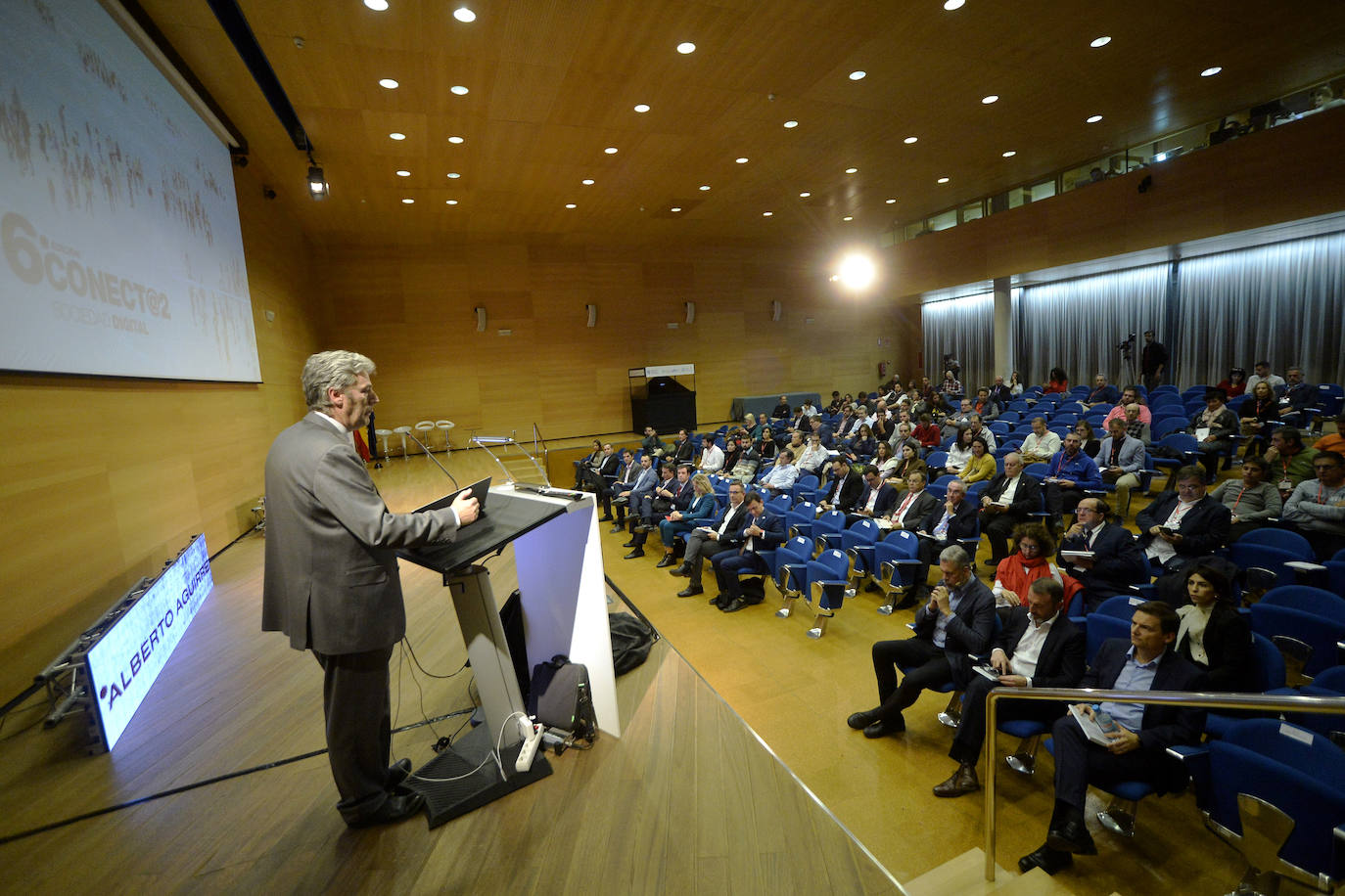 El congreso Conect@2, organizado por LA VERDAD, aborda las claves para afrontar nuevos modelos de negocio gracias a tecnologías como el 'big data', la robótica o la inteligencia artificial