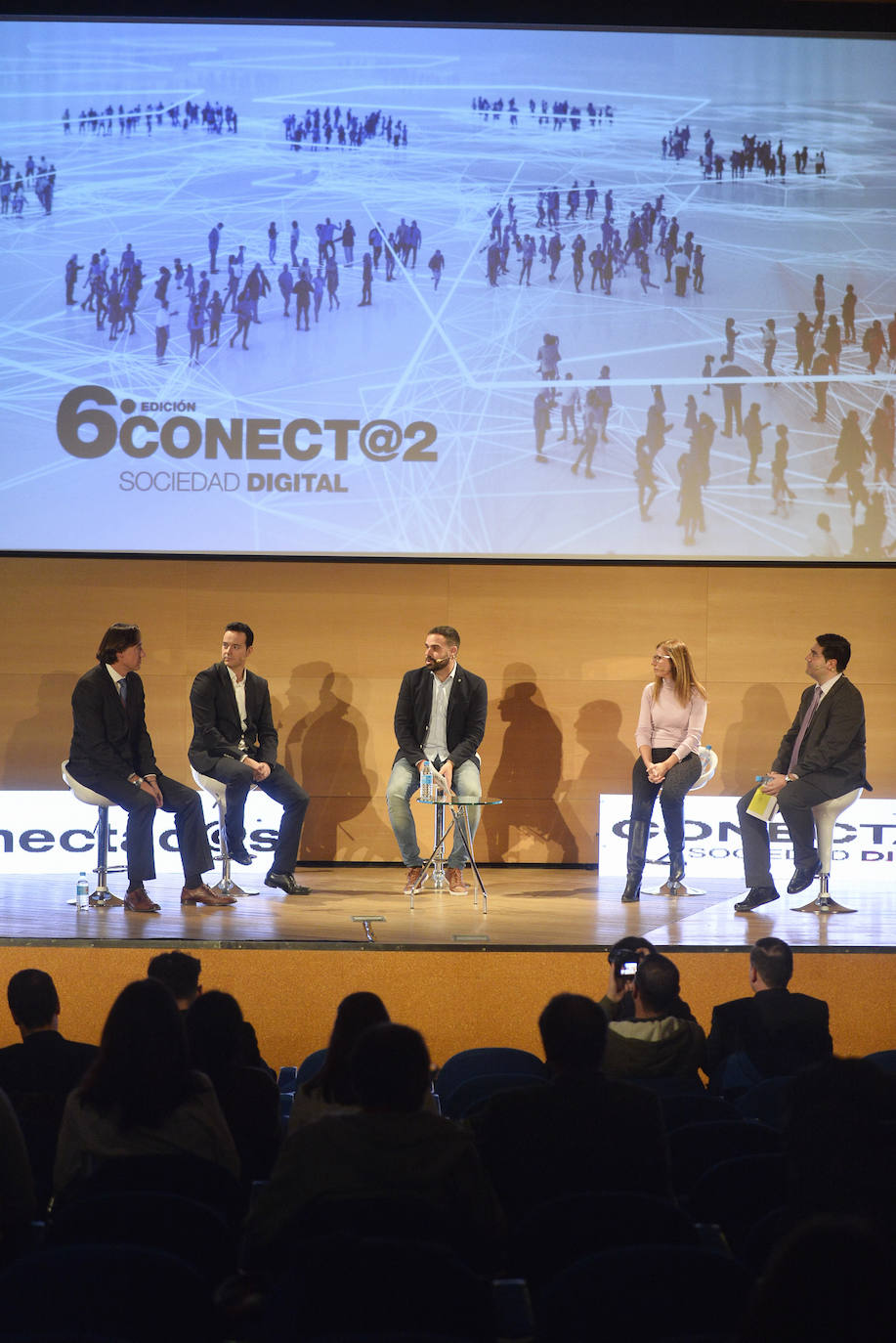 El congreso Conect@2, organizado por LA VERDAD, aborda las claves para afrontar nuevos modelos de negocio gracias a tecnologías como el 'big data', la robótica o la inteligencia artificial