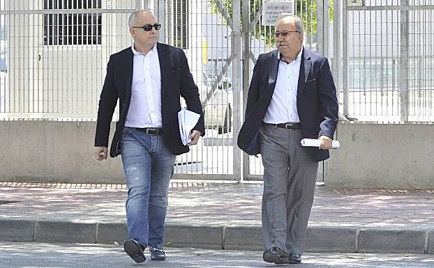 El exconcejal Fernando Berberena, a la derecha, saliendo de los juzgados junto al letrado José María Caballero. 