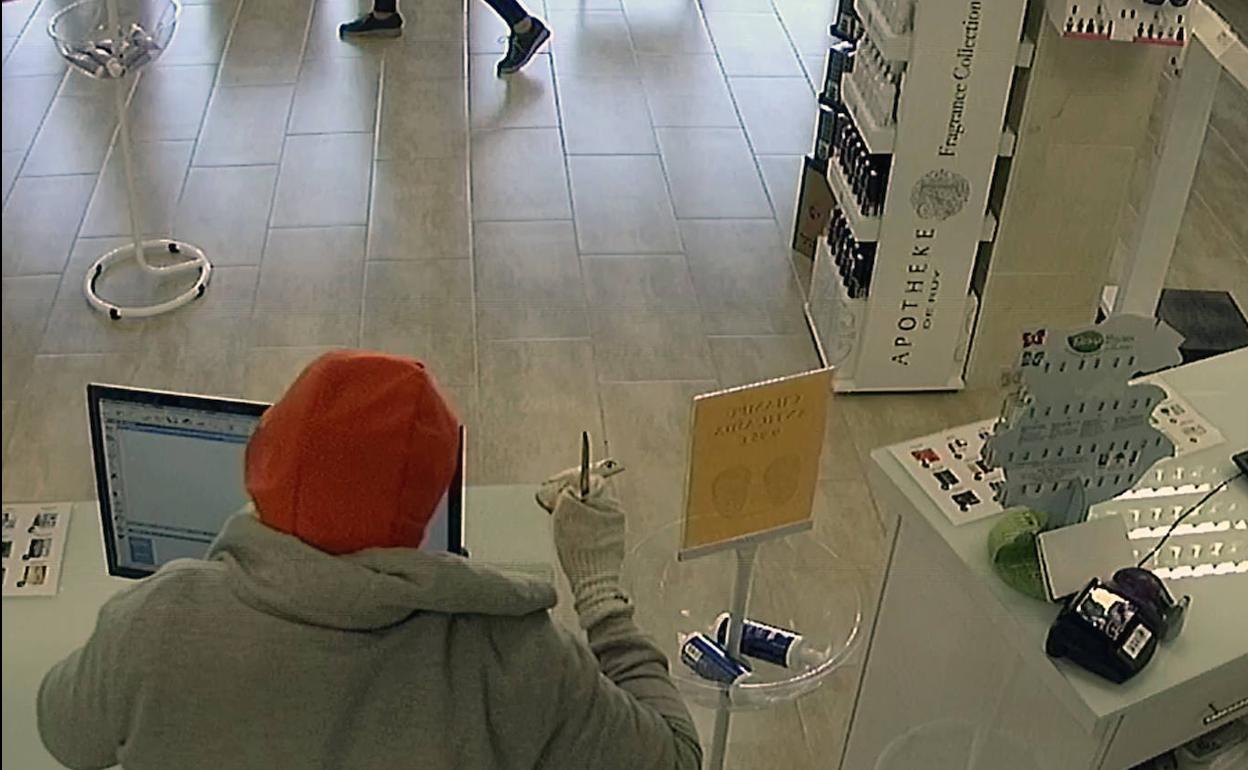 Instante del atraco que se produjo en una farmacia de la pedanía murciana de Santa Cruz el pasado 6 de noviembre.