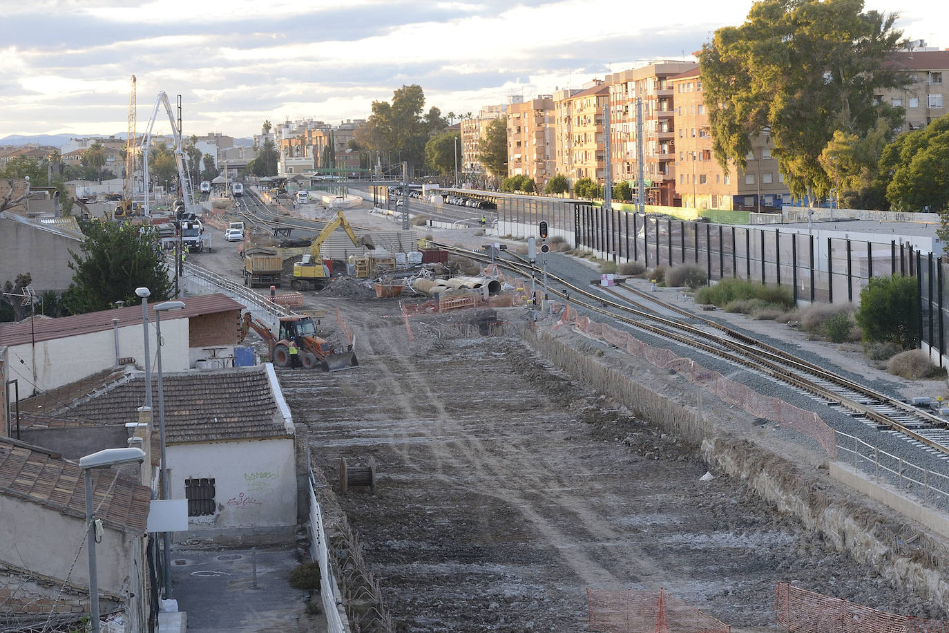 Hace hoy justo ocho meses que el paso a nivel de Santiago el Mayor fue clausurado al tráfico para acometer las obras del soterramiento.