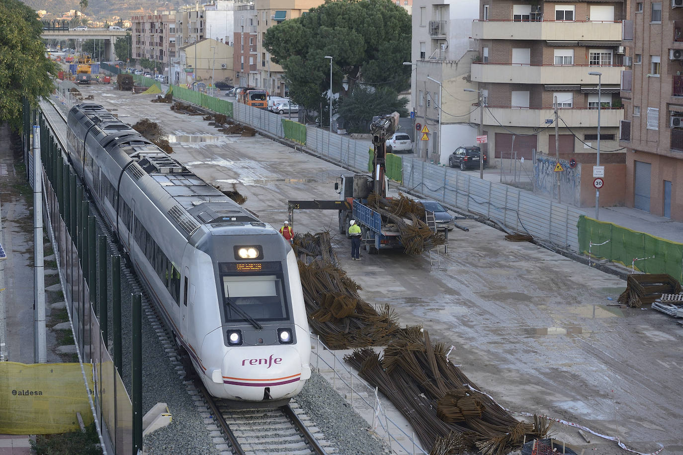 Hace hoy justo ocho meses que el paso a nivel de Santiago el Mayor fue clausurado al tráfico para acometer las obras del soterramiento.