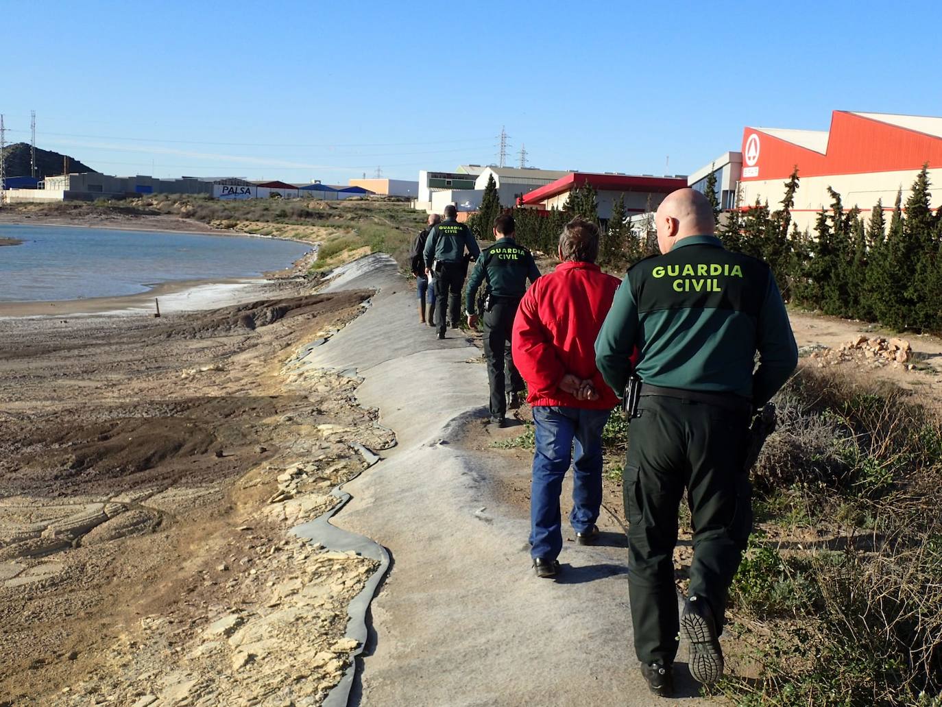 Estudia si la Comunidad ha incurrido en delitos contra el medio ambiente y de prevaricación en la parcela, que sigue sin un plan de descontaminación.