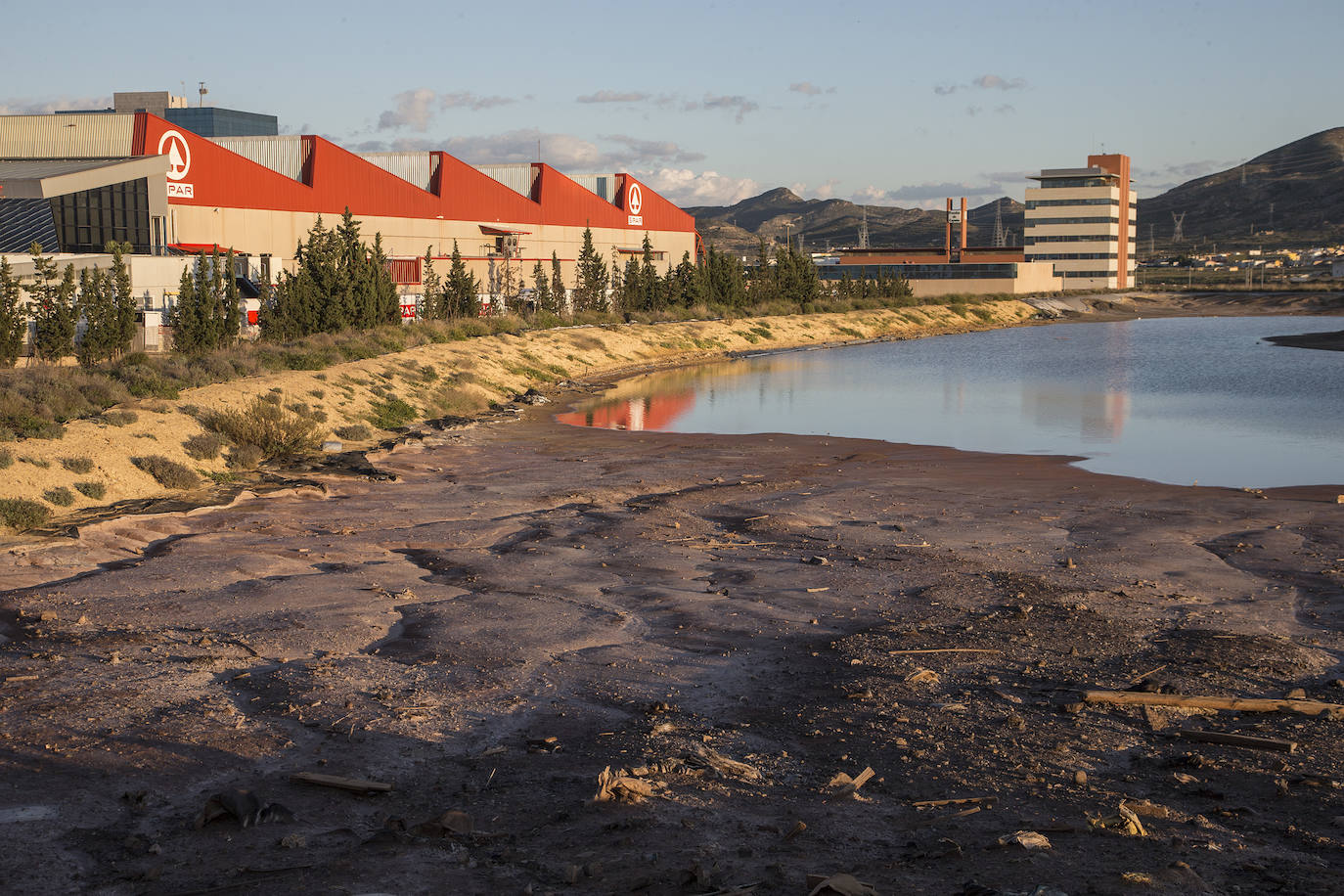 Estudia si la Comunidad ha incurrido en delitos contra el medio ambiente y de prevaricación en la parcela, que sigue sin un plan de descontaminación.