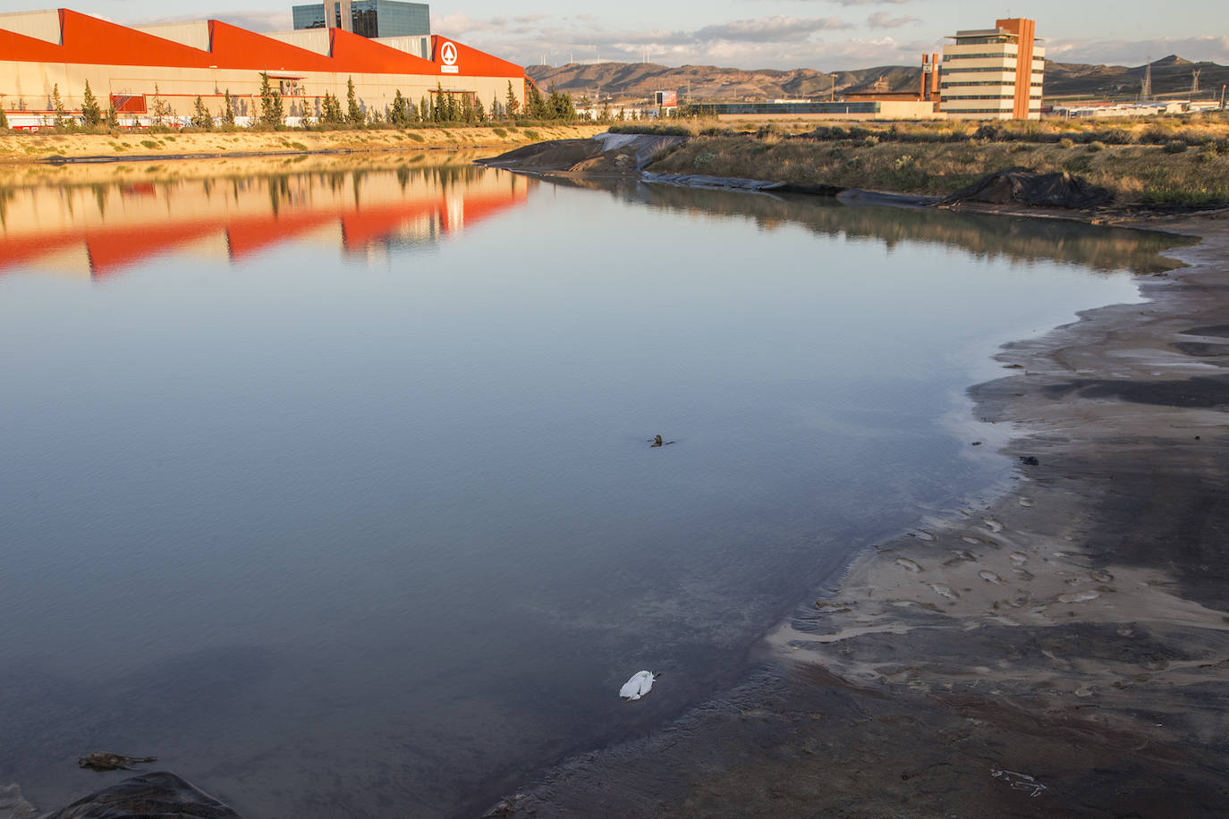Estudia si la Comunidad ha incurrido en delitos contra el medio ambiente y de prevaricación en la parcela, que sigue sin un plan de descontaminación.