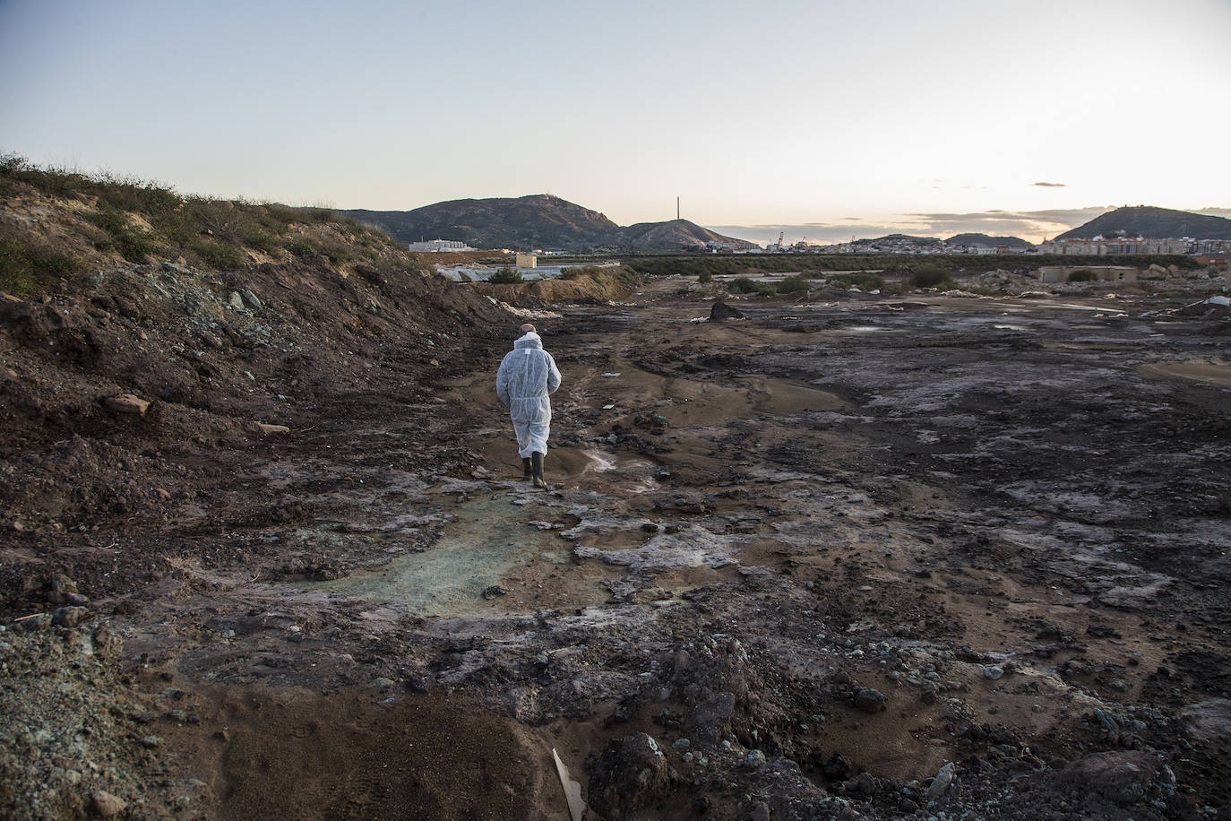 Estudia si la Comunidad ha incurrido en delitos contra el medio ambiente y de prevaricación en la parcela, que sigue sin un plan de descontaminación.