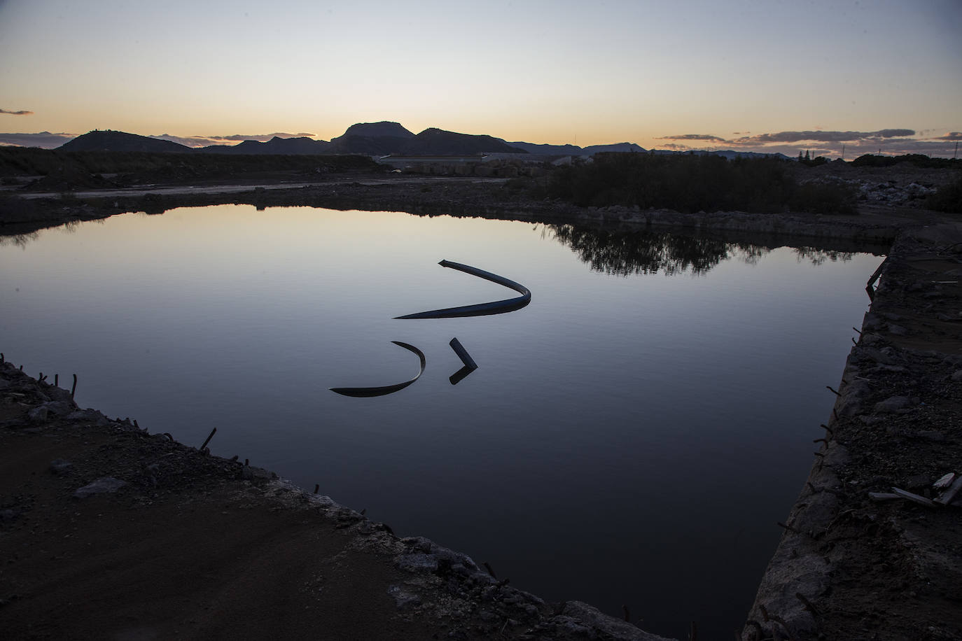 Estudia si la Comunidad ha incurrido en delitos contra el medio ambiente y de prevaricación en la parcela, que sigue sin un plan de descontaminación.