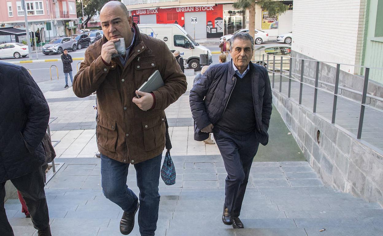 El directivo de Portmán Golf Antonio García, a la derecha, junto a un empleado de la empresa, a las puertas del juzgado en Cartagena.