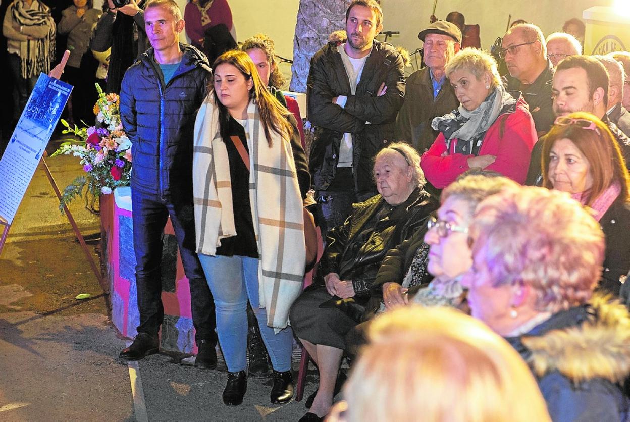 Familiares de las víctimas del accidente ferroviario, ayer en el homenaje en Barrio Peral. 