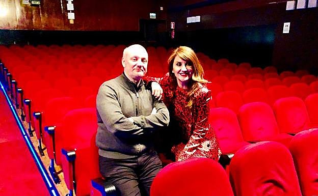 Ana Belén Beas con el oscarizado cineasta Juan José Campanella, que dirige y versiona la obra 'Parque Lezama'.