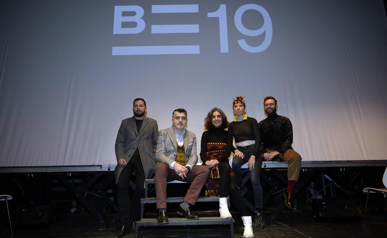 El director del Párraga, Sergio Porlán, y el director general de las Industrias Culturales, Juan Antonio Lorca, junto con los diseñadores Constanza Mas, Alexandra Cánovas y Salvador Corbalán. 