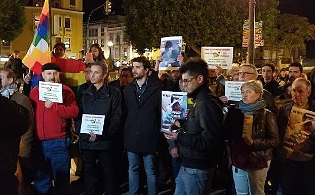 Imagen principal - 1. Protesta en Murcia de apoyo a Evo Morales y de denuncia de un «golpe de estado» en Bolivia. | 2. Movilización de signo contrario, a favor de nuevos comicios en el estado andino, a su paso por el barrio del Carmen. | 3. Jaime Francisco Taboada, durante la marcha del 2 de noviembre.