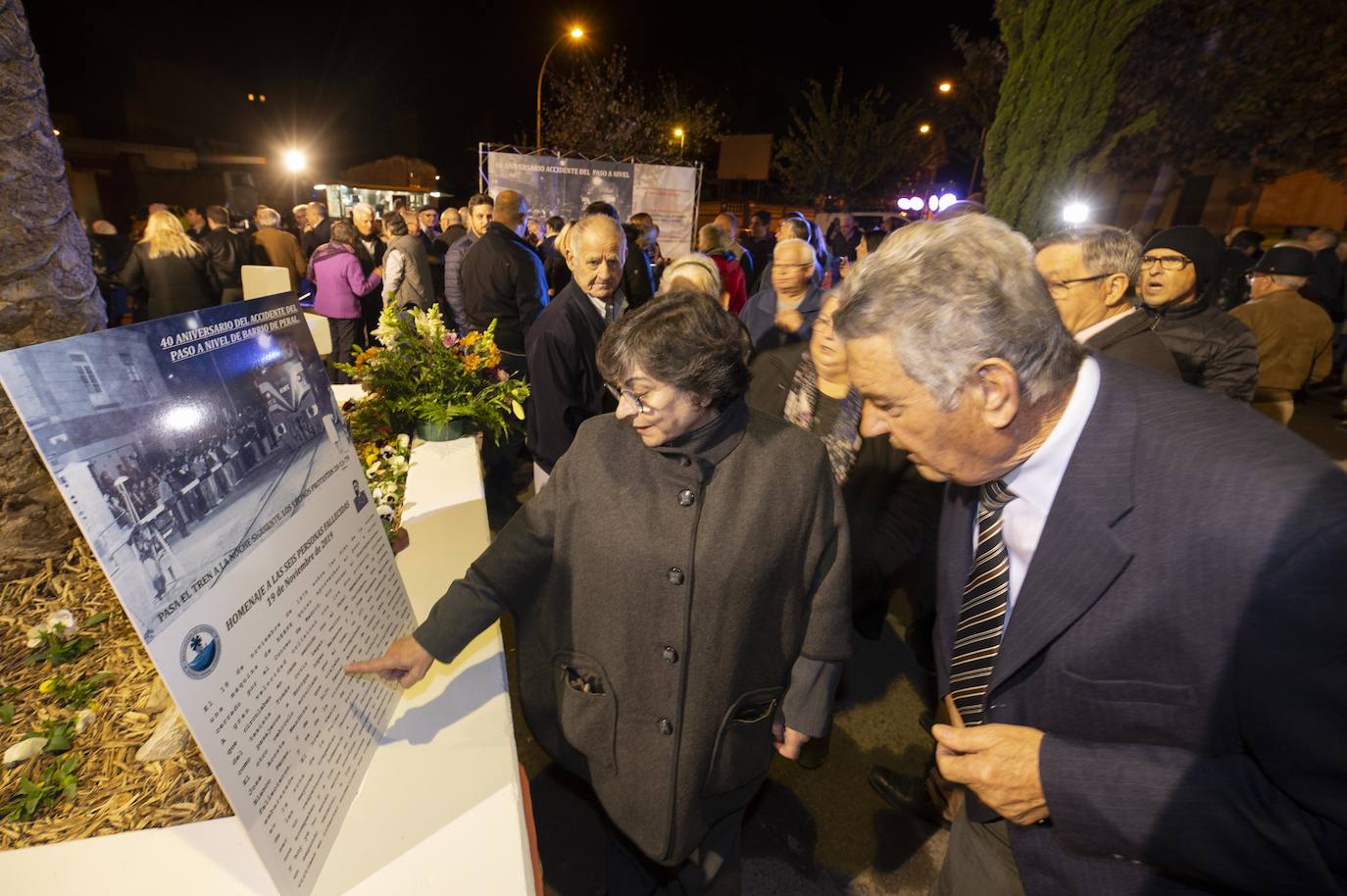 El homenaje a los siete fallecidos en el accidente ferroviario de hace 40 años aviva la lucha vecinal por suprimir los cruces de Pozo Estrecho y de Feve.