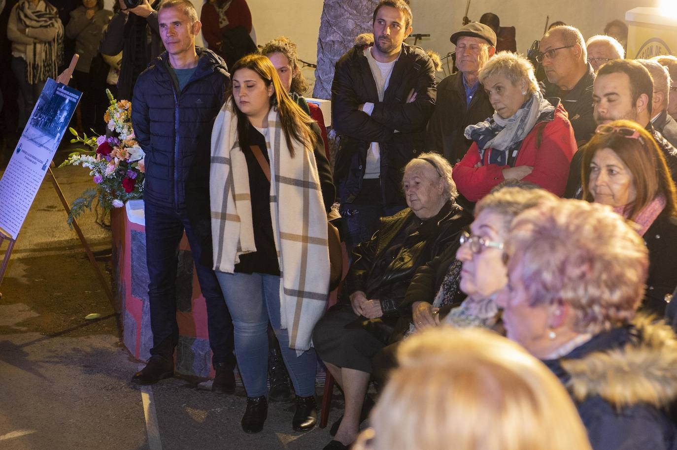 El homenaje a los siete fallecidos en el accidente ferroviario de hace 40 años aviva la lucha vecinal por suprimir los cruces de Pozo Estrecho y de Feve.