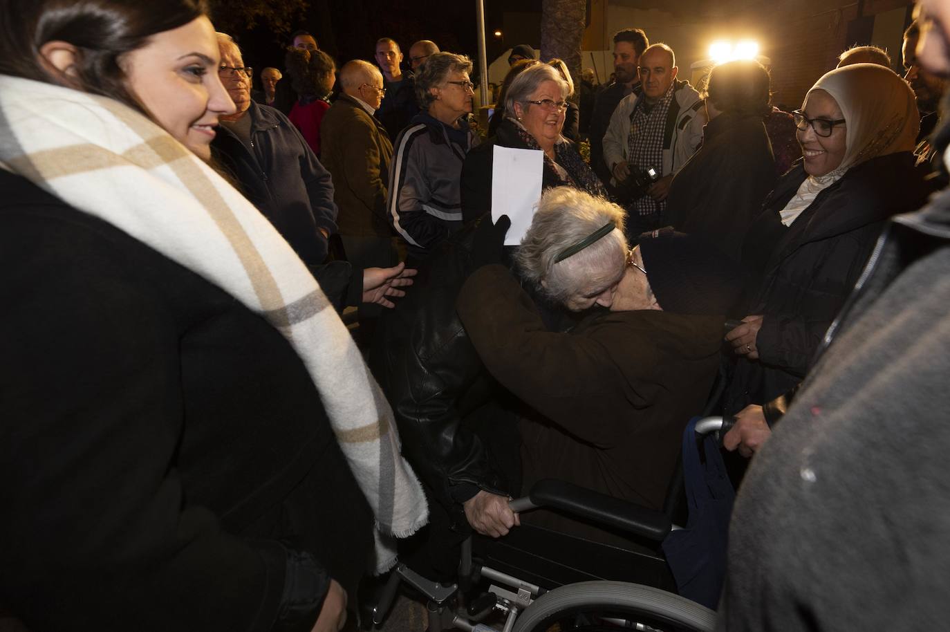 El homenaje a los siete fallecidos en el accidente ferroviario de hace 40 años aviva la lucha vecinal por suprimir los cruces de Pozo Estrecho y de Feve.