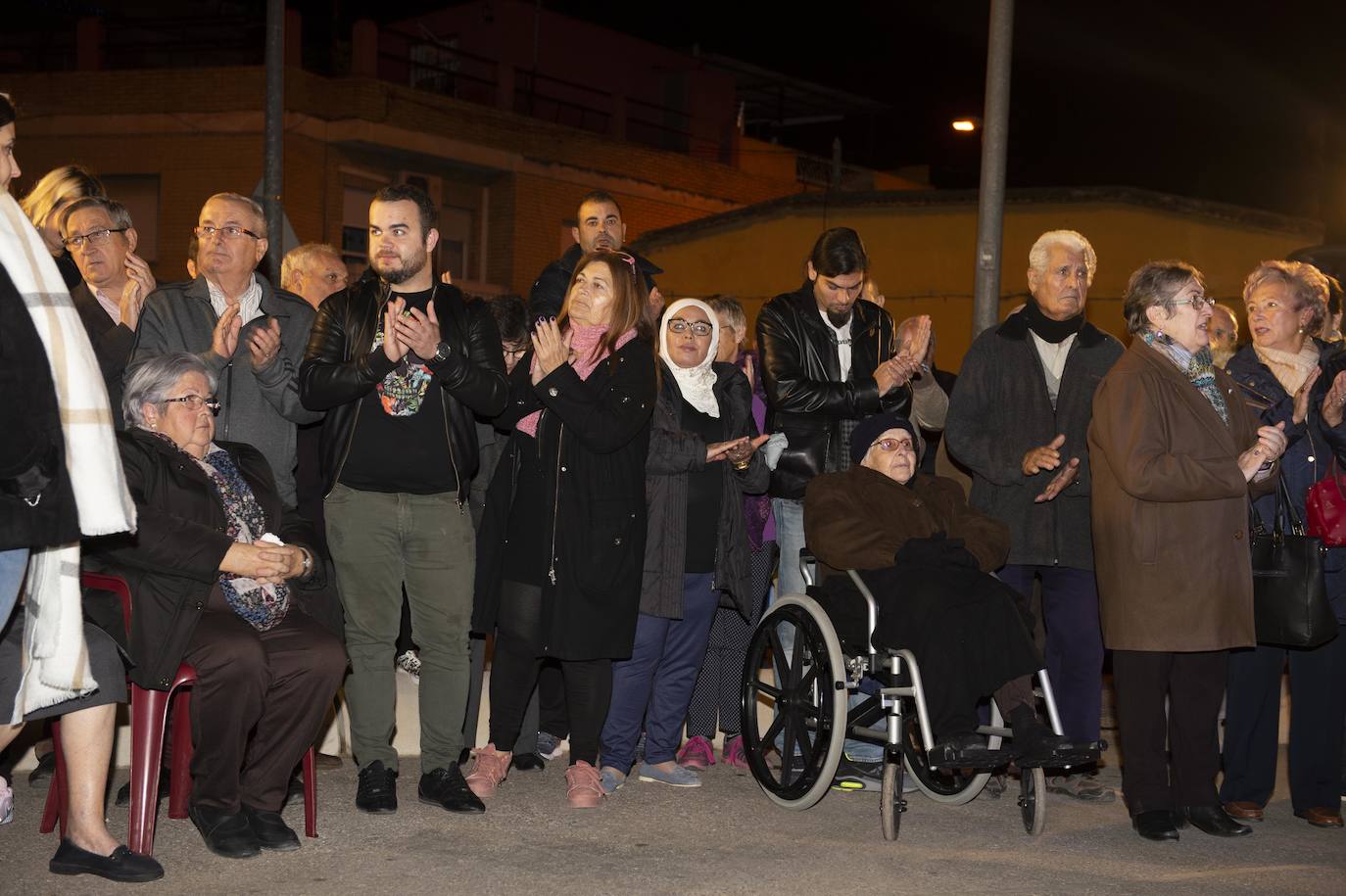 El homenaje a los siete fallecidos en el accidente ferroviario de hace 40 años aviva la lucha vecinal por suprimir los cruces de Pozo Estrecho y de Feve.