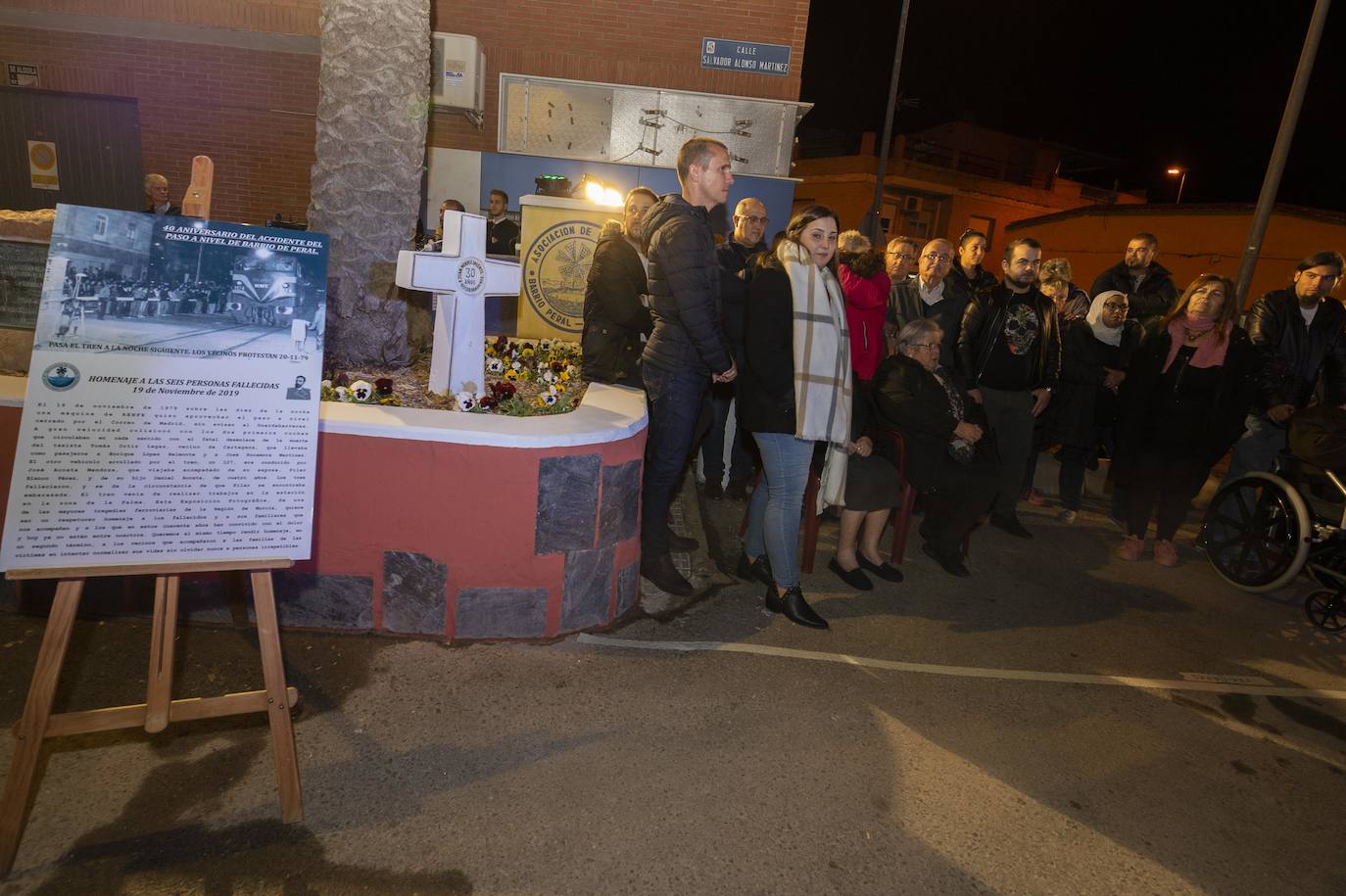 El homenaje a los siete fallecidos en el accidente ferroviario de hace 40 años aviva la lucha vecinal por suprimir los cruces de Pozo Estrecho y de Feve.