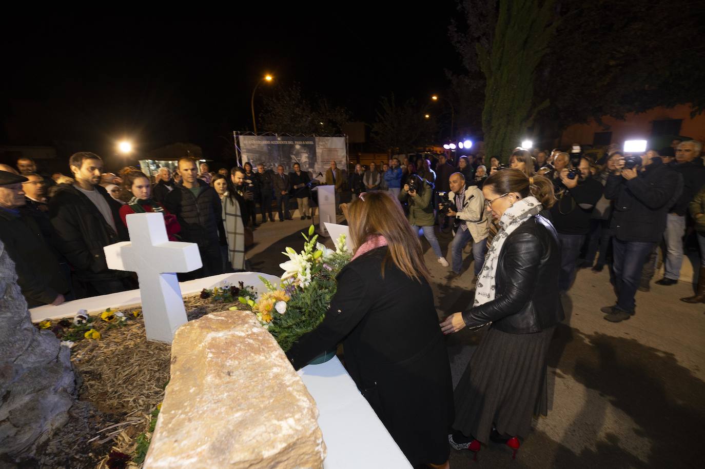 El homenaje a los siete fallecidos en el accidente ferroviario de hace 40 años aviva la lucha vecinal por suprimir los cruces de Pozo Estrecho y de Feve.