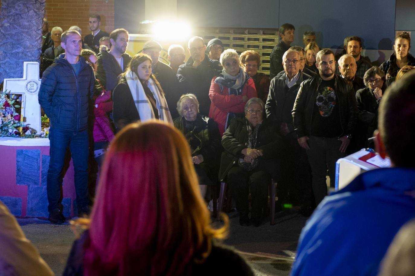 El homenaje a los siete fallecidos en el accidente ferroviario de hace 40 años aviva la lucha vecinal por suprimir los cruces de Pozo Estrecho y de Feve.