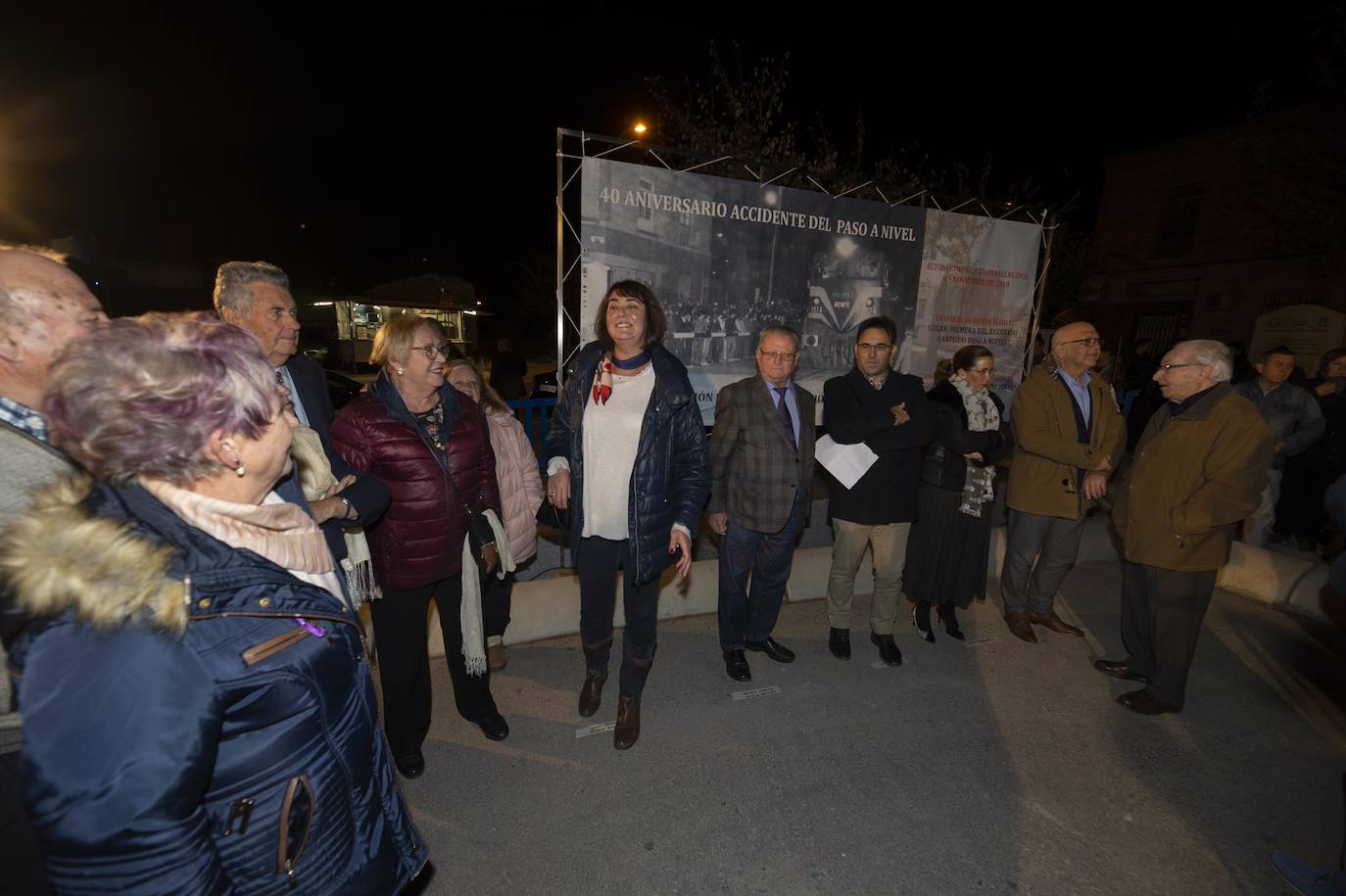 El homenaje a los siete fallecidos en el accidente ferroviario de hace 40 años aviva la lucha vecinal por suprimir los cruces de Pozo Estrecho y de Feve.