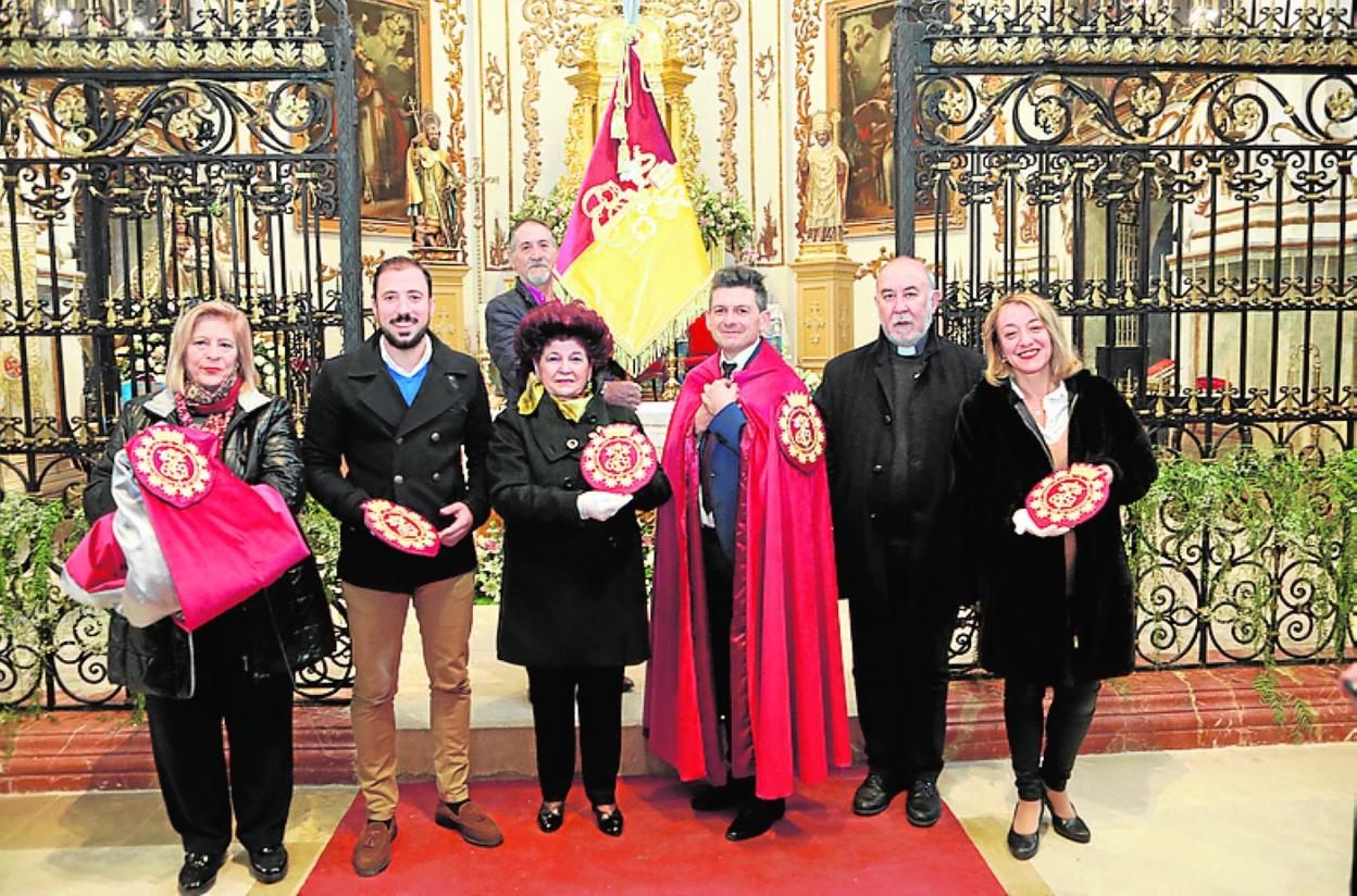 Presentación de las capas con el escudo bordado, ayer.