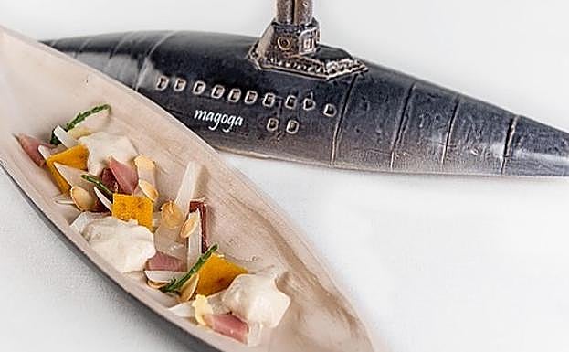 Imagen principal - Ensalada de cebolla asada (arriba), kokotxa de atún (abajo izq.) y raya a la brasa (abajo der.).