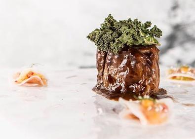 Imagen secundaria 1 - Ensalada de cebolla asada (arriba), kokotxa de atún (abajo izq.) y raya a la brasa (abajo der.).