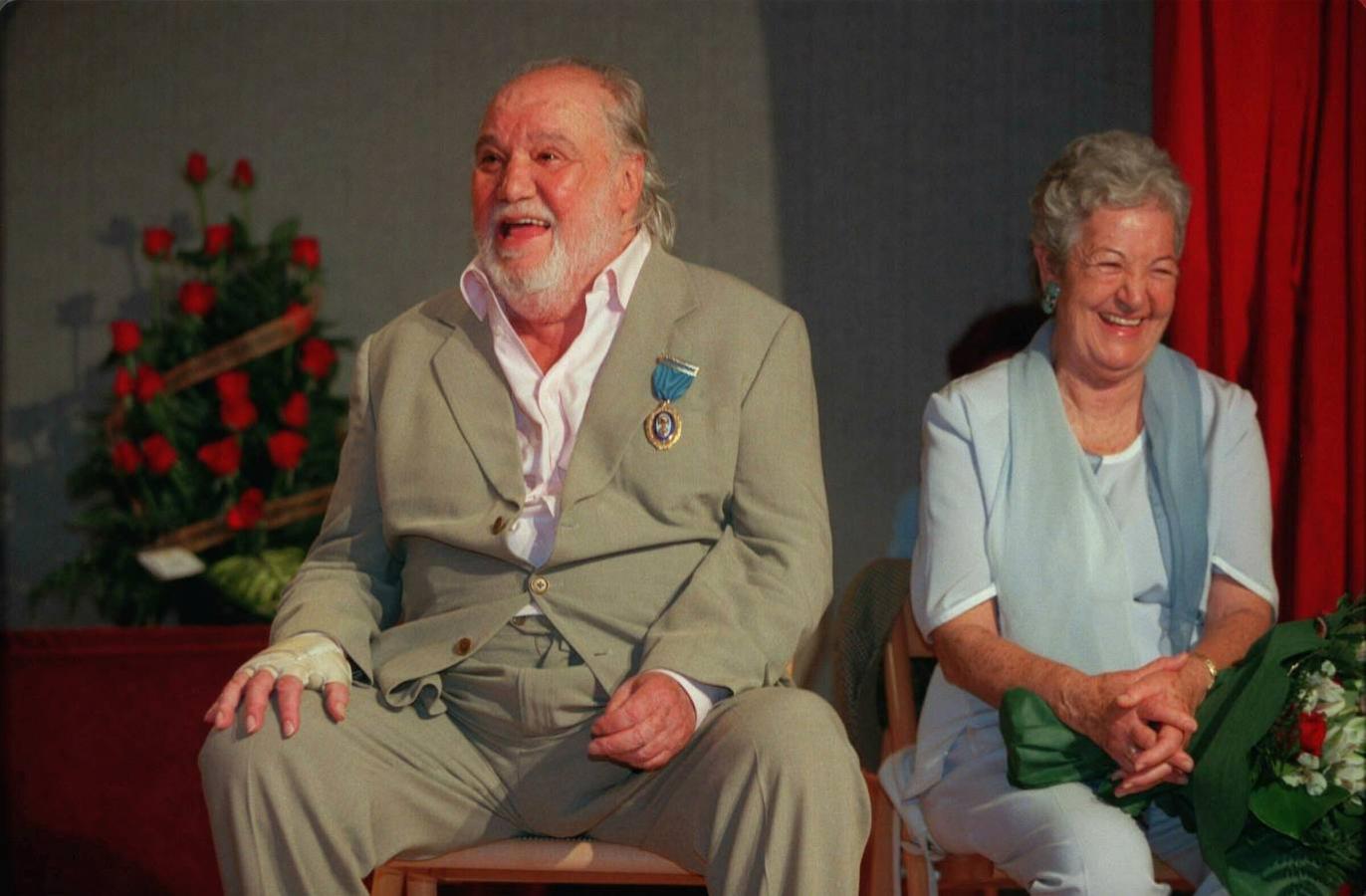 El actor Paco Rabal junto a su mujer, Asunción Balaguer, tras la entrega de la Medalla de Oro al mérito del Trabajo del actor en 1999.