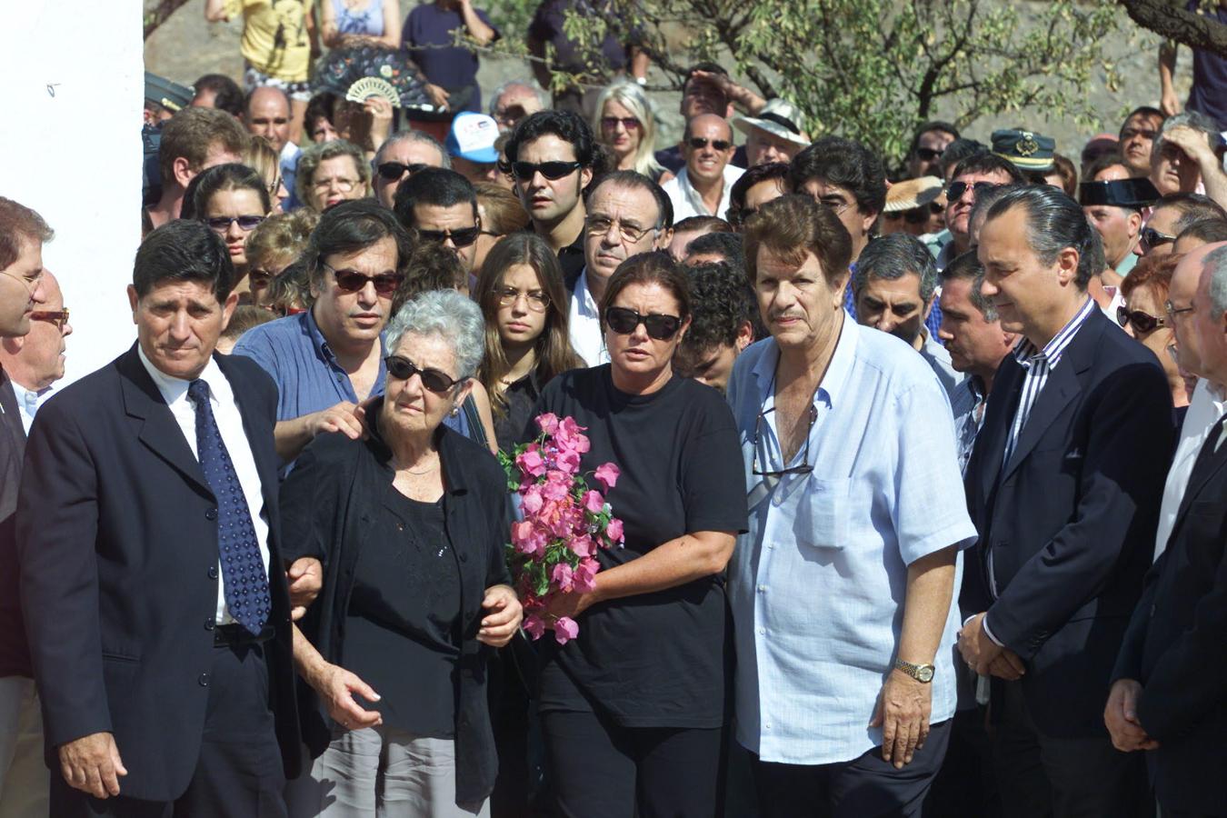 Asunción Balaguer y otros familiares de Paco Rabal, durante el entierro del actor. Sus restos fueron sepultados bajo un almendro en la Cuesta de Gos, la aldea aguileña donde nació el actor.