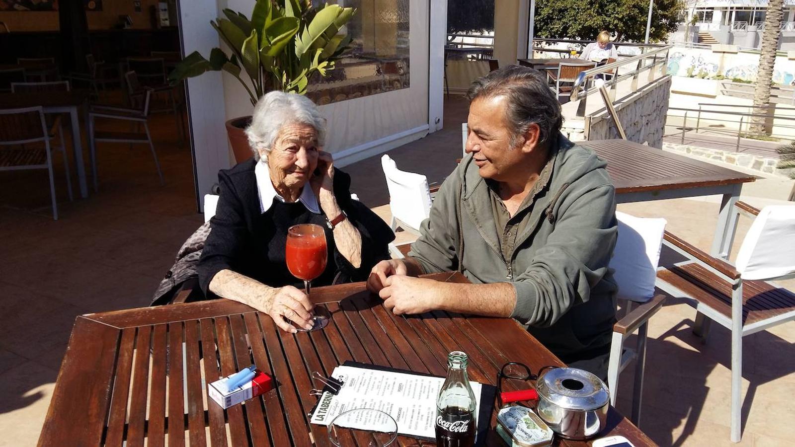 Asunción Balaguer, junto a su hijo Benito Rabal, en Águilas en 2016.