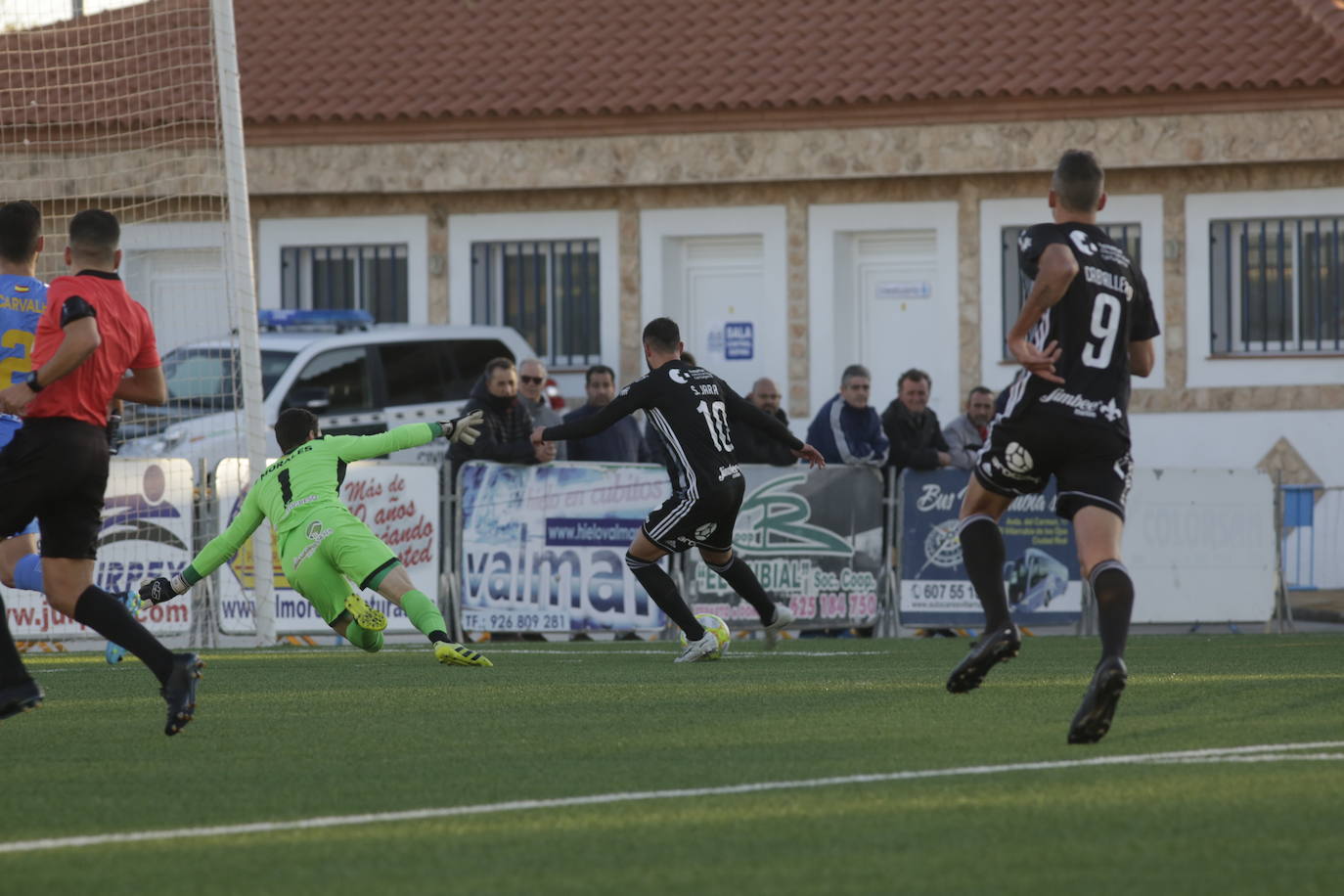 Vence con más práctica que fútbol en un campo de hierba artificial estrechísimo al conjunto manchego para distanciarse a a 4 y 6 puntos de San Fernando y Badajoz