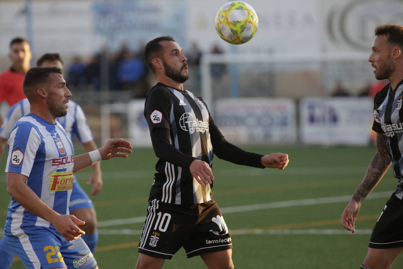 Vence con más práctica que fútbol en un campo de hierba artificial estrechísimo al conjunto manchego para distanciarse a a 4 y 6 puntos de San Fernando y Badajoz