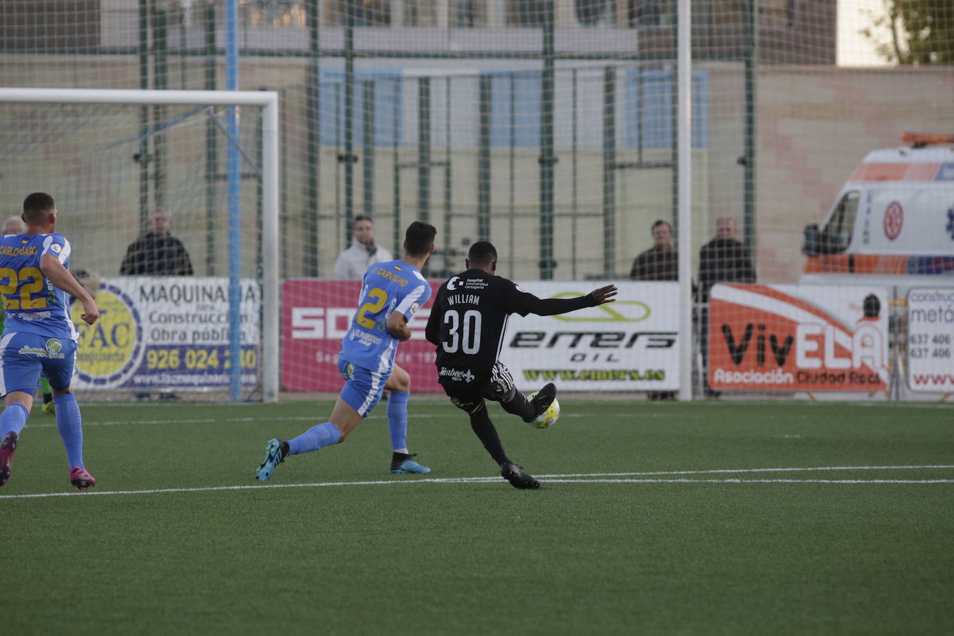 Vence con más práctica que fútbol en un campo de hierba artificial estrechísimo al conjunto manchego para distanciarse a a 4 y 6 puntos de San Fernando y Badajoz