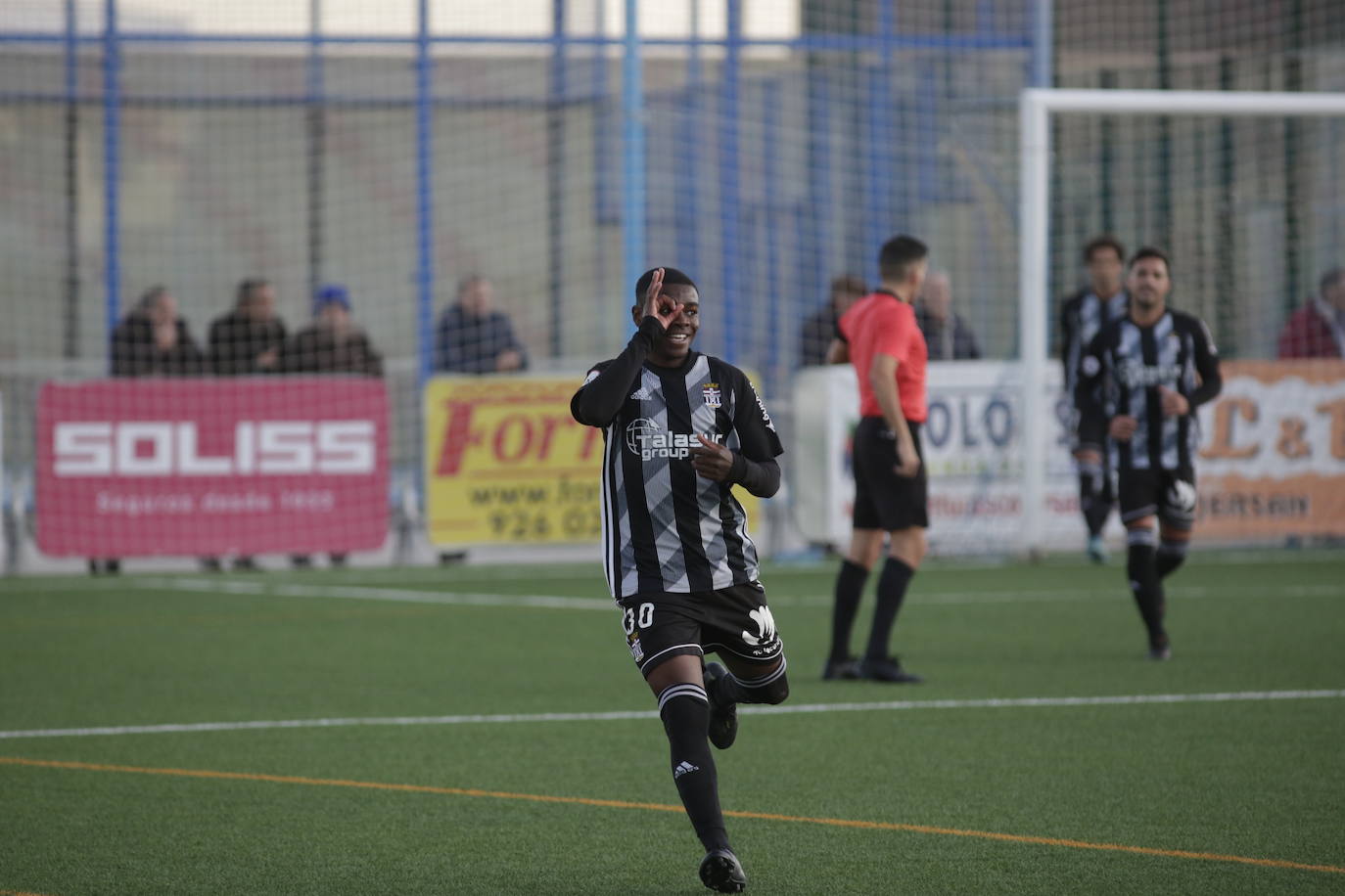 Vence con más práctica que fútbol en un campo de hierba artificial estrechísimo al conjunto manchego para distanciarse a a 4 y 6 puntos de San Fernando y Badajoz